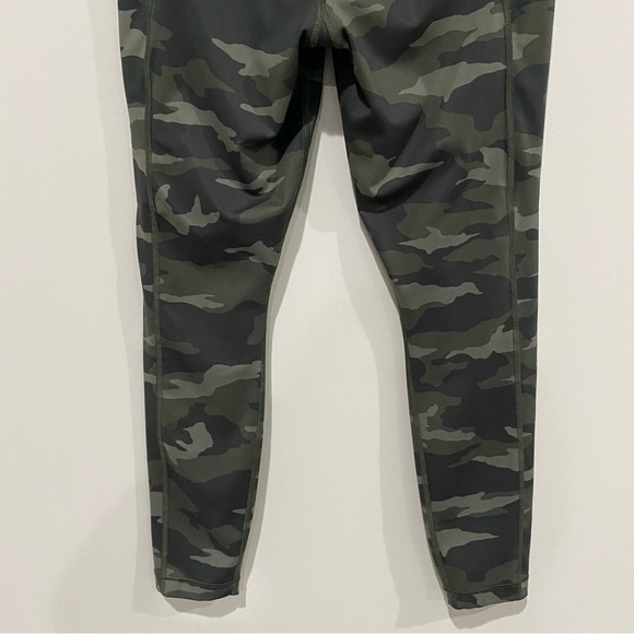 ATHLETA Ultimate Camo 7/8 Tight Leggings Olive Stash Pockets Active Size Small - Picture 11 of 16